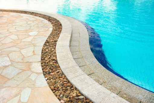 Des contours en enrobé pour une piscine raffinée