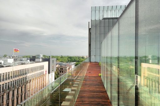 Une belle terrasse avec garde-corps en verre sur profilés alu