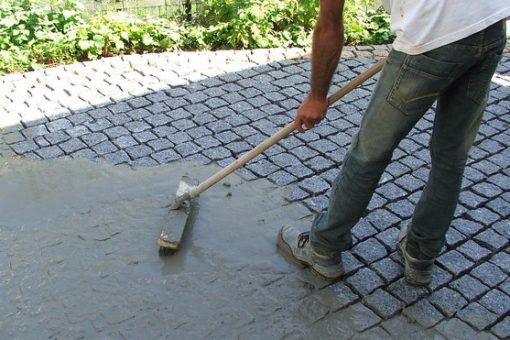 Revêtement de sol extérieur : pourquoi opter pour les pavés en granit ?