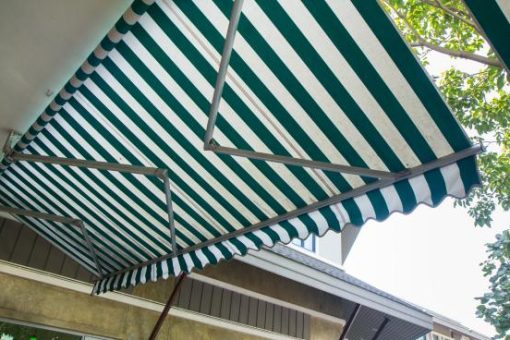 Store banne : est-il indispensable de l&rsquo;équiper d&rsquo;un capteur vent ?