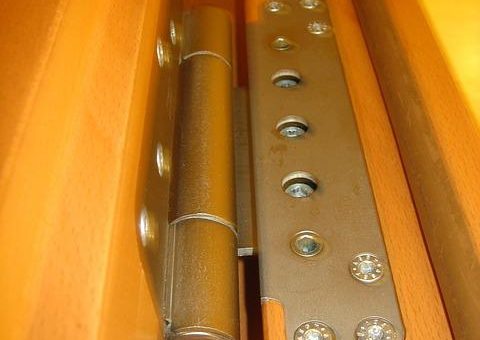 Des conseils pour bien choisir un cache-paumelle de fenêtre