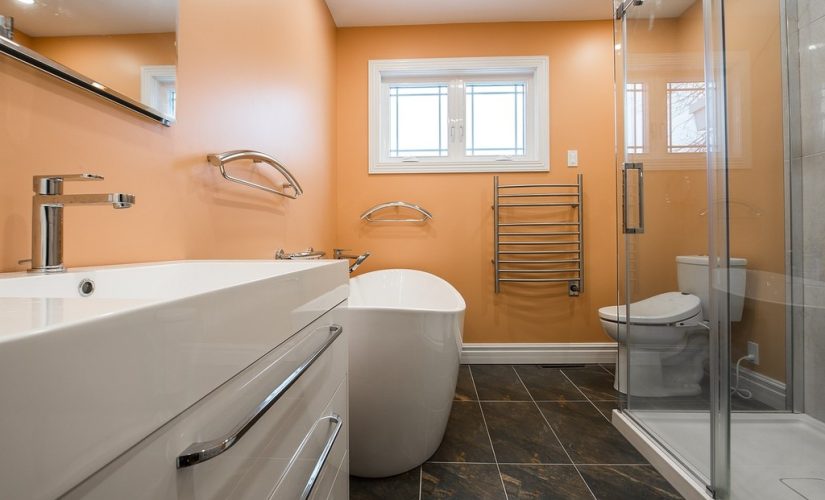 5 conseils pour réussir l’aménagement d’une salle de bain en longueur