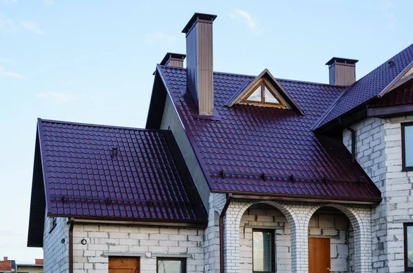 Des ornements de décoration de toit pour tous les styles architecturaux