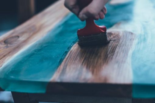Les avantages des tables en bois massif : beauté naturelle et durabilité
