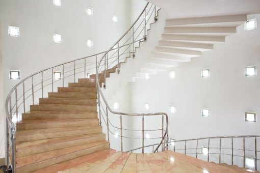 Quels sont les meilleurs matériaux pour une rambarde d’escalier résistante ?