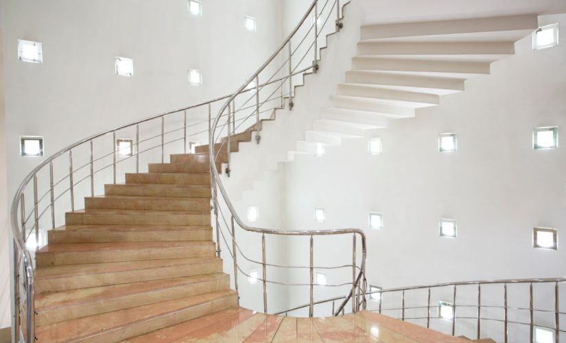 Quels sont les meilleurs matériaux pour une rambarde d’escalier résistante ?