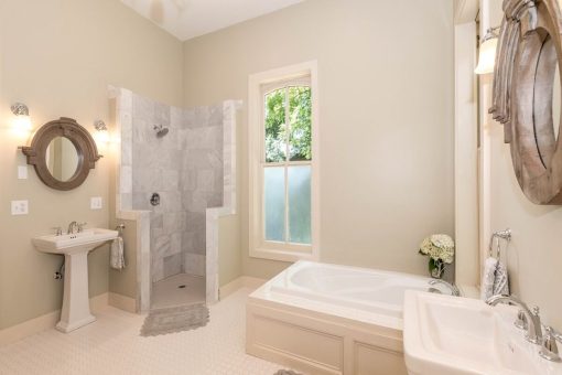 Quelles sont les finitions de peinture idéales pour résister à l’humidité dans votre salle de bains ?