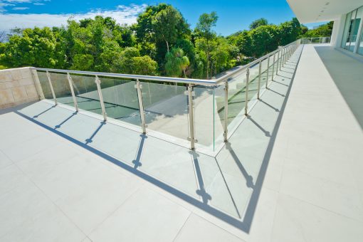 Rambarde de balcon en verre feuilleté et résistance au vent : facteurs de sécurité