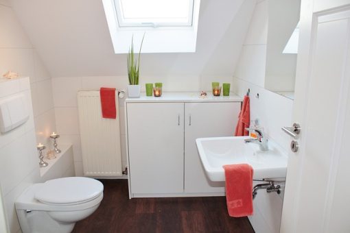 Revêtement de sol en parquet pour la salle de bains : avantages et précautions