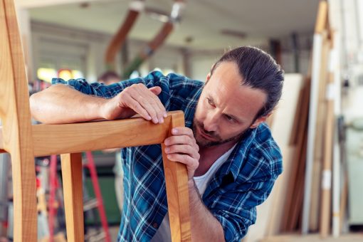 Étapes simples pour réparer les dégâts sur vos meubles en bois
