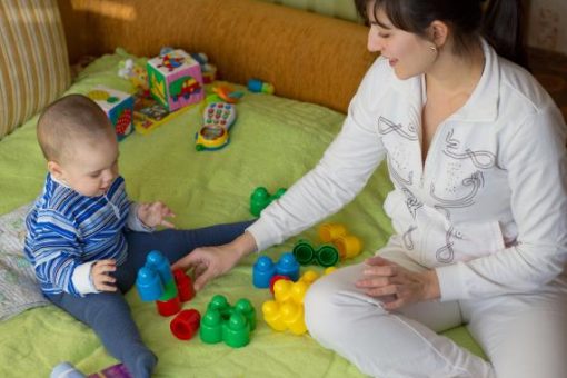 Garde d’enfant à domicile : ce que les parents doivent savoir