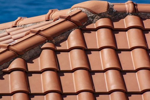 Quand faut-il effectuer le calfeutrage de toiture ?