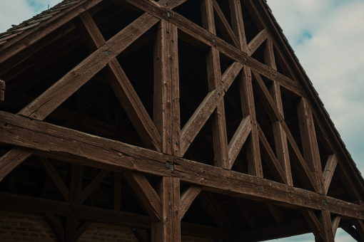 Charpente en bois : pourquoi choisir cette structure robuste ?