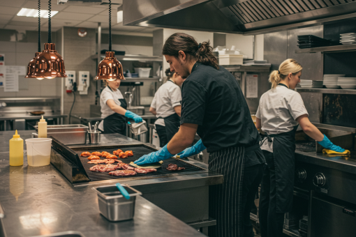Votre restaurant est-il aux normes ? L&rsquo;importance du dégraissage de hotte