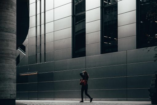 Comment installer un sol en époxy métallique ?