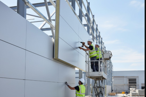 5 critères cruciaux pour une pose de panneau sandwich sans défaut