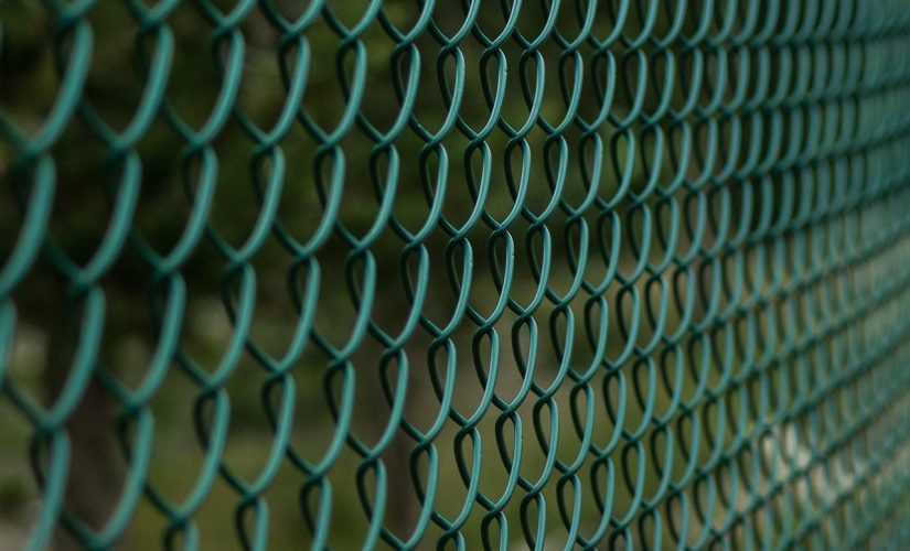 Sécurité et intimité : les vraies raisons d&rsquo;une pose de clôture