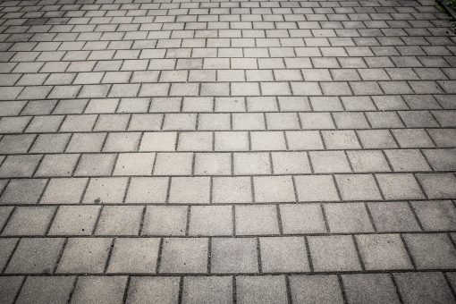 Comment choisir l&rsquo;épaisseur de vos pavés pour une allée durable ?