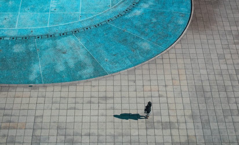 Mosaïque piscine qui se décolle : diagnostic et réparation
