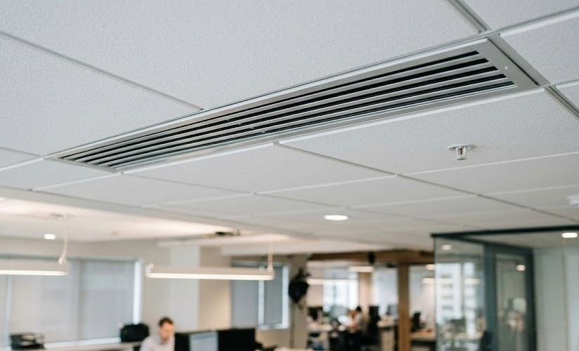 Cassette 600×600 : le standard des dalles de plafond
