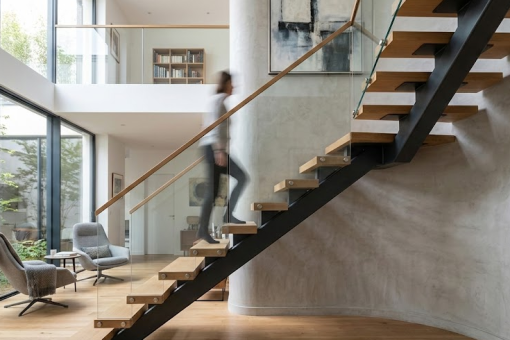 Escalier limon central : comment cacher les fixations