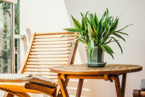 La table de balcon suspendue, l&rsquo;astuce gain de place par excellence