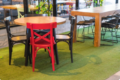 Table de balcon suspendue : la solution pour manger dehors même avec peu d&rsquo;espace