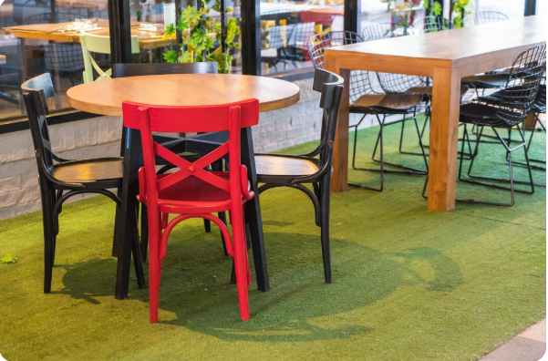 Table de balcon suspendue : la solution pour manger dehors même avec peu d&rsquo;espace