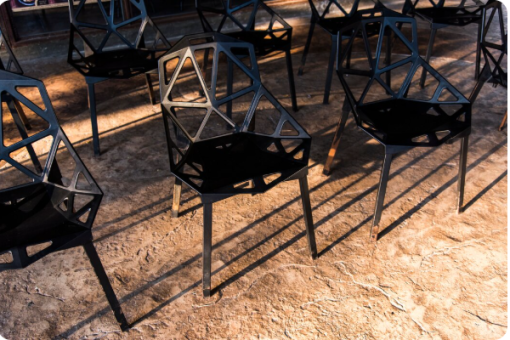 Acier, bois, résine : quel matériau pour sa chaise de balcon