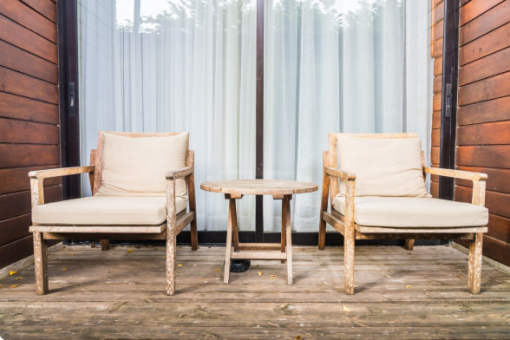 Comment créer un coin salon avec une simple chaise de balcon ?