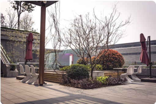 Comment rattraper un niveau avec des plots pour terrasse ?