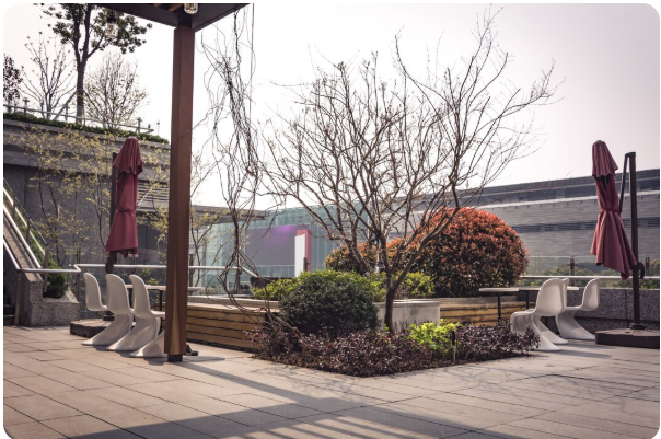 Comment rattraper un niveau avec des plots pour terrasse ?