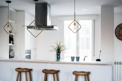 Petite cuisine, grande suspension design : osez le contraste