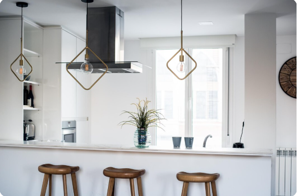 Petite cuisine, grande suspension design : osez le contraste