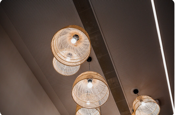 Oubliez la boule blanche, le plafonnier se réinvente