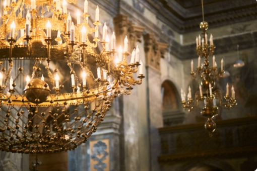 Comment moderniser un lustre ancien pour un look classico-chic ?