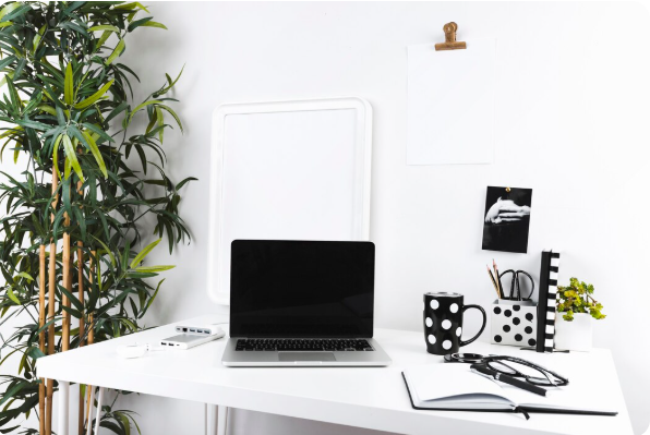 Un bureau minimaliste pour un esprit clair : nos conseils d&rsquo;organisation