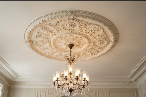Médaillon de plafond et spot encastré : comment adapter la découpe ?