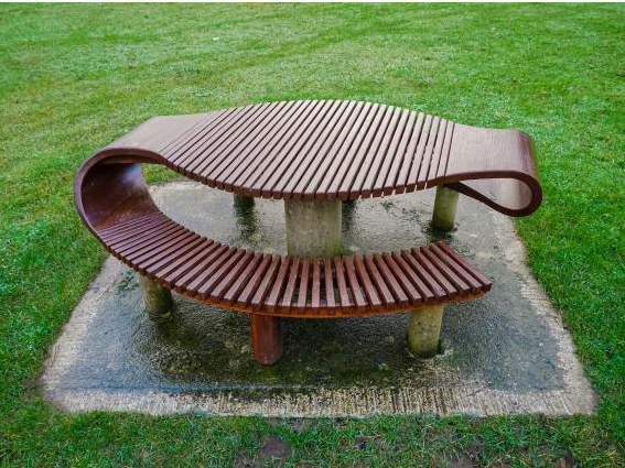 Rénover le mobilier urbain abîmé sans le démonter par hydrogommage