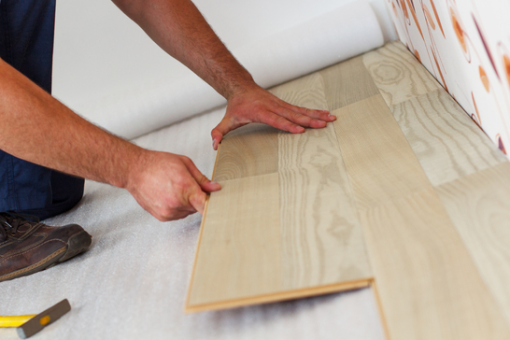 Classe AC, épaisseur, chanfrein : déchiffrer les fiches techniques du parquet stratifié