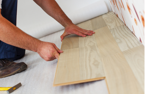 Classe AC, épaisseur, chanfrein : déchiffrer les fiches techniques du parquet stratifié