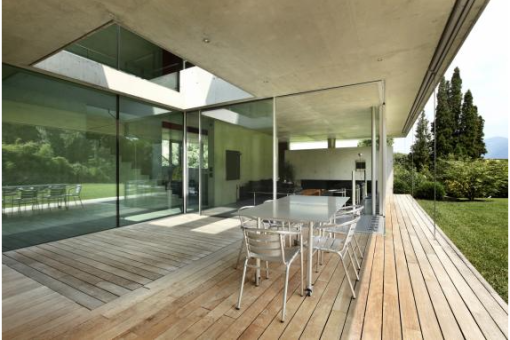 Terrasse sur mesure : choisir entre dallage posé sur plot ou sur lit de sable