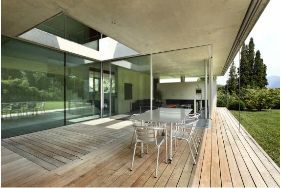 Terrasse sur mesure : choisir entre dallage posé sur plot ou sur lit de sable