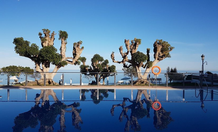 Piscine miroir face au maquis : les finitions qui font la différence