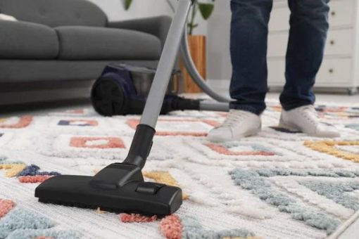 Tapis en laine, soie ou synthétique : comment les entretenir selon leur matière ?
