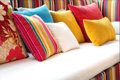 Comment utiliser les housses de coussins de déco pour réchauffer un intérieur épuré ?