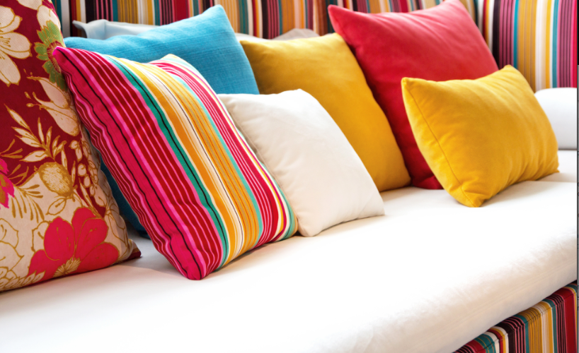 Comment utiliser les housses de coussins de déco pour réchauffer un intérieur épuré ?