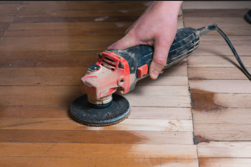 Parquet ancien : faut-il tout poncer ou privilégier une restauration ciblée ?