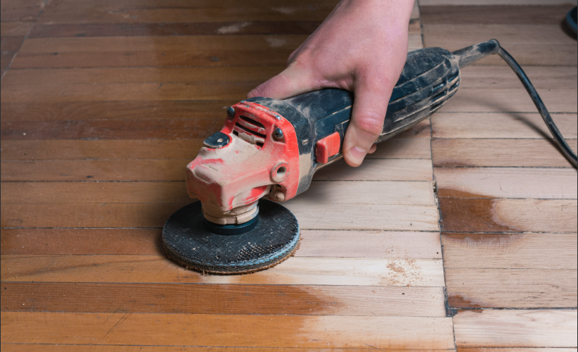 Parquet ancien : faut-il tout poncer ou privilégier une restauration ciblée ?