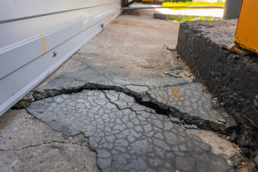Comment réparer un sol en béton fissuré ou des saignées de plomberie ?